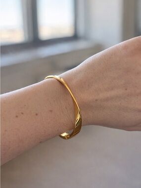 ♠️⭐️ kate spade Polished Gold Clasp Bangle Bracelet